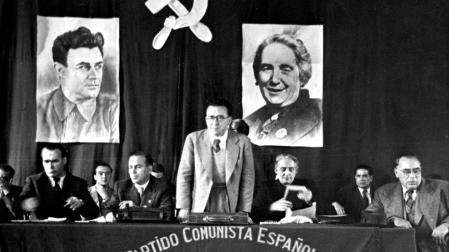 Reunión plenaria del Partido Comunista de España en el exilio. En la presidencia, de izquierda a derecha: Enrique Líster, Francisco Antón, Santiago Carrillo, Dolores Ibárruri y Joan Comorera. 