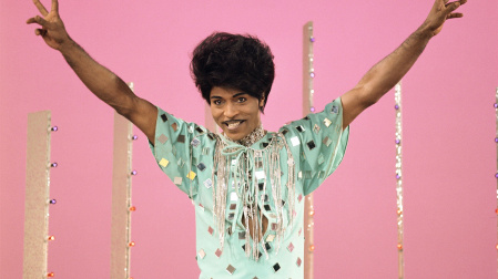 Little Richard, en uno de sus espectaculares atuendos