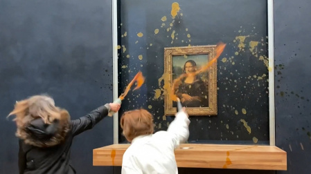 Los activistas han puesto las obras de arte en su mirilla; aquí, 'La Mona Lisa', en el Louvre