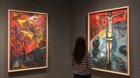 Dos partes del tríptico de la crucifixión que pintó Chagall