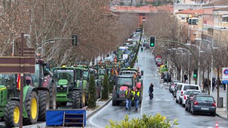 Cerca de 300 tractores irrumpen en Toledo capital