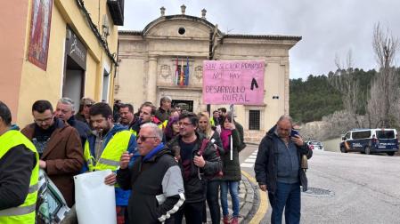 Cacerolada de agricultores y ganaderos de Cuenca ante la Delegación de Agricultura y la Subdelegación del Gobierno