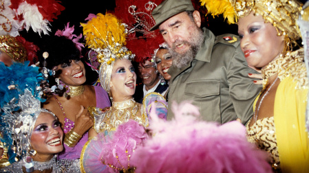 Fidel Castro rodeado de artistas en la sala Tropicana, en La Habana, el 16 de noviembre del 86