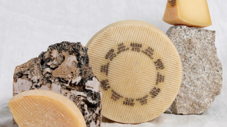 Queso "Panderón" 6 meses , galardonado con medalla de plata en los World Cheese Awards 2023