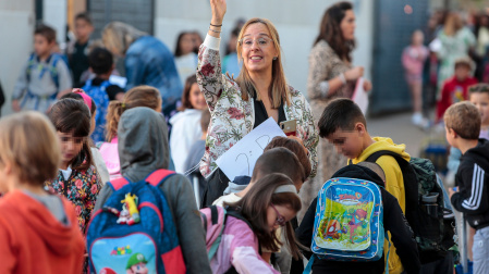 Una profesora con alumnos en un colegio de León