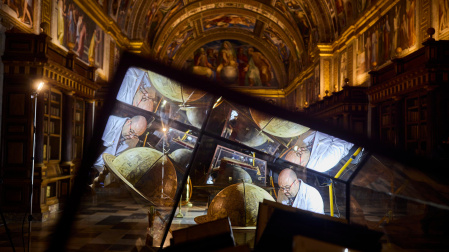 Rubén Sánchez trabajando en el globo terráqueo de la Real Biblioteca del Monasterio de San Lorenzo de El Escorial 