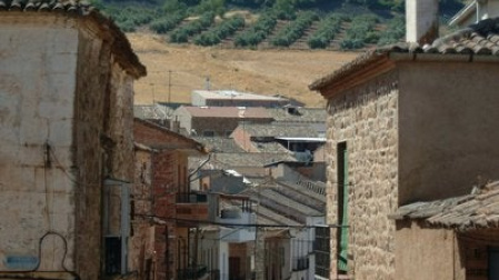 Una de las calles del pueblo más pobre de Castilla-La Mancha