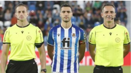 Sobrino Magán -derecha- junto al capitán de la Real Sociedad Mikel Merino y a Alberola Rojas -izquierda- 