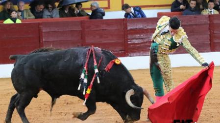 Talavante se impuso al viento, la lluvia y los toros