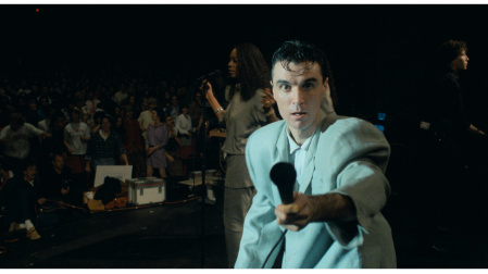 David Byrne, en el escenario de «Stop Making Sense»