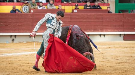 El torero Juan Ortega durante el festejo de la Feria de la Magdalena, celebrado este sábado, en la plaza de toros de Castellón.