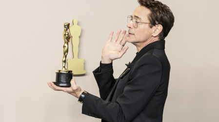 Robert Downey Jr. sostiene su primer Oscar en la mano como Mejor Actor de Reparto por su interpretación del contralmirante Lewis Strauss en «Oppenheimer»