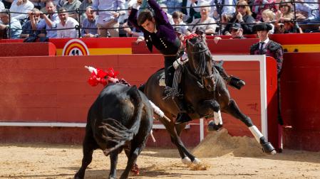 Más destreza a caballo que bravura en los toros