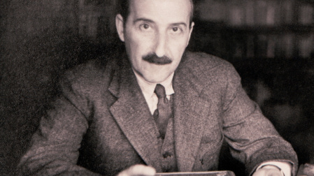 El escritor austriaco Stefan Zweig en una imagen de finales de los años 20 en su casa de Salzburgo. 