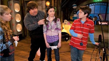 Dan Schneider junto a los protagonistas de "iCarly"