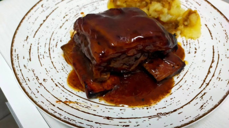 Costilla de rubia gallega a baja temperatura glaseada con BBQ de bourbon