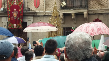 Procesión de Toledo bajo la lluvia