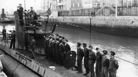 Un U-Boot, con la tripulación formada, en Saint-Nazaire