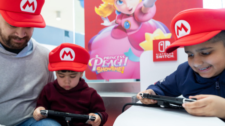 La fascinación por el mundo de Nintendo pasa de padres a hijos, como demuestra esta imagen del aeropuerto John F. Kennedy