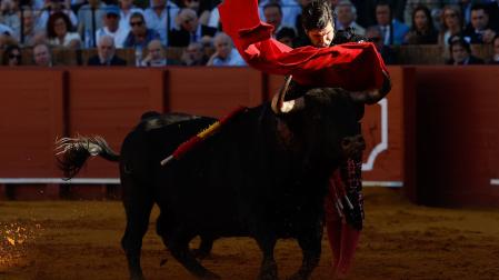 El torero Morante de la Puebla lidia el primero de la tarde durante el quinto festejo de la Feria de Abril, con toros de Juan Pedro Domecq, este jueves en la plaza de toros de la Real Maestranza de Sevilla. 