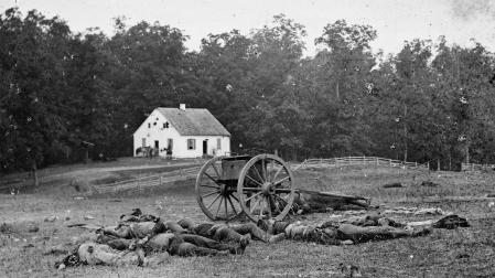 Soldados caídos durante la Guerra de Secesión en una foto de Alexandr Gardner