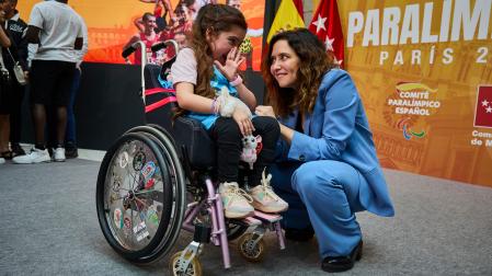 La presidenta de la Comunidad de Madrid, Isabel Díaz Ayuso, posa con los deportistas madrileños preseleccionados para participar en los Juegos Paralímpicos de París