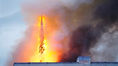 Incendio en el histórico edificio de la Bolsa danesa en el centro de Copenhague