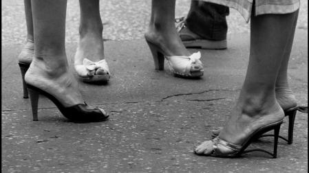 En esta fotografía de Elliott Erwitt, «Saint Tropez, Francia, 1979», se observa la querencia que el artista estadounidense tenía por el plano detalle