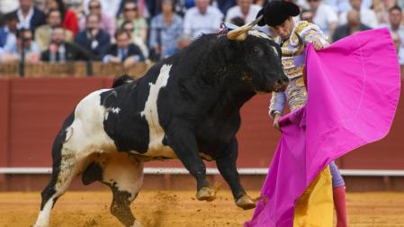 El diestro Tomás Rufo con su primer toro de la tarde en el festejo de la Feria de Abril que se celebra este viernes en la Real Maestranza de Sevilla. 