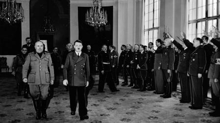 Adolf Hitler recibe a Benito Mussolini en el Palacio Klessheim