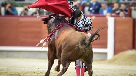 El diestro Francisco José Espada durante la tradicional corrida Goyesca celebrada este jueves en Las Ventas por el Dos de Mayo.