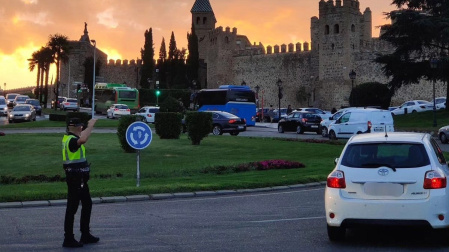 Un agente de la Policía Local de Toledo organizando el tráfico en la rotonda del del paseo Merchán y la avenida de Reconquista