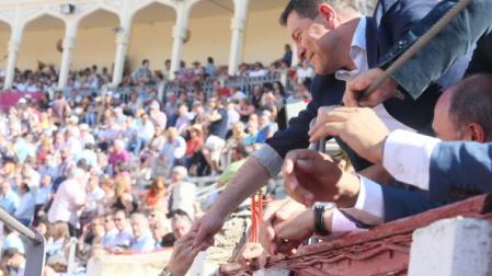 El presidente de Castilla-La Mancha, Emiliano García-Page, asiste a la tradicional corrida de toros a beneficio de Asprona, en Albacete