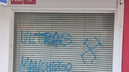 La sede del PSOE en Ciudad Real amanece con pintadas de simbología fascista