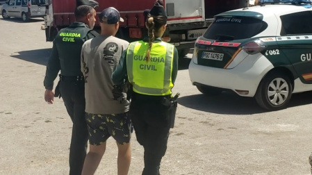 Agentes de la Guardia Civil escoltan a un detenido