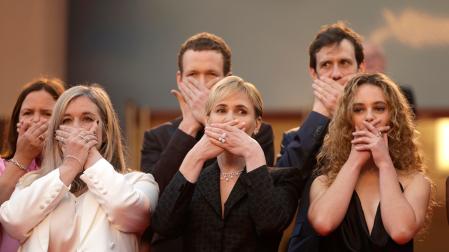 La actriz y directora  Judith Godrèche (tercera por abajo, de izda a dcha.), junto a sus productores ayer en Cannes