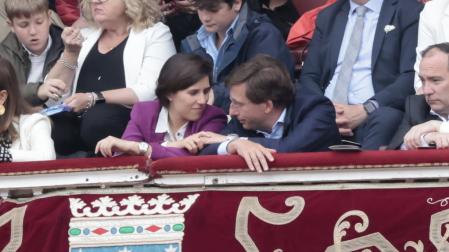 Almeida y Teresa Urquijo, muy acaramelados en Las Ventas al comienzo de la Feria de San Isidro