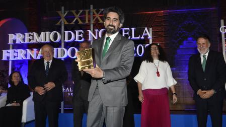 Manel Loureiro posa con el premio