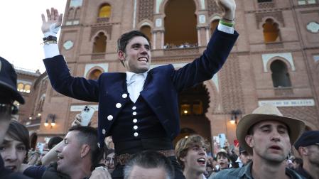 El rejoneador Guillermo Hermoso de Mendoza sale a hombros este sábado durante una corrida de rejones de la Feria de San Isidro en Madrid.