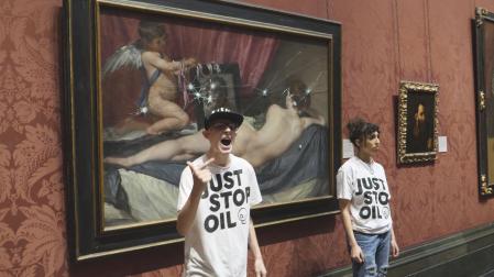 Dos ecologistas del grupo "Just Stop Oil" rompen el cristal que cubre la pintura "La Venus del espejo", pintada por Diego Velázquez en el siglo XVII, que se muestra en la National Gallery de Londres. Los manifestantes, que han sido detenidos, utilizaron martillos de seguridad para romper el cristal