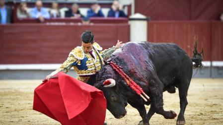 El fino toreo de David Galván se impone en una tarde a la contra