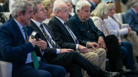 Emiliano García-Page, Felipe González y Alfonso Guerra asisten a la presentación del libro 'Una emoción política', del expresidente de Aragón Javier Lambán 