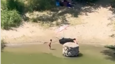 Imagen extraía del vídeo donde se ve a dos niños bañándose en el río Tajo en Toledo