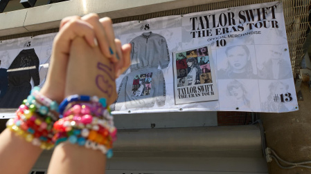 Las fans de Taylor Swift y sus pulseras. 