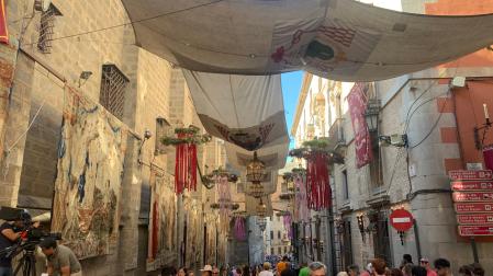 La calle Arco del Palacio de Toledo decorada con motivo del Corpus Christi