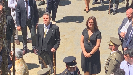 El presidente de Castilla-La Mancha, Emiliano García-Page, junto a la portavoz del Gobierno castellanomanchego, Esther Padilla, durante la procesión del Corpus Christi de Toledo