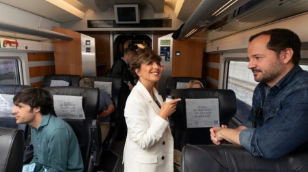 Sonsoles Ónega, última ganadora del Premio Planeta, fue una de las autoras que participaron en el trayecto del Tren de la Cultura