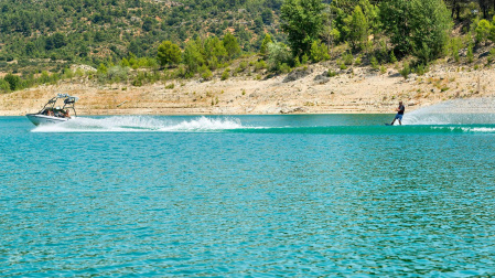 Una persona practicando 'wakeboarding' en el embalse de Entrepeñas