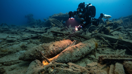 Proyectiles esparcidos entre los restos de HMS Majestic. 