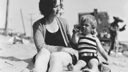 Marilyn y su madre en la playa